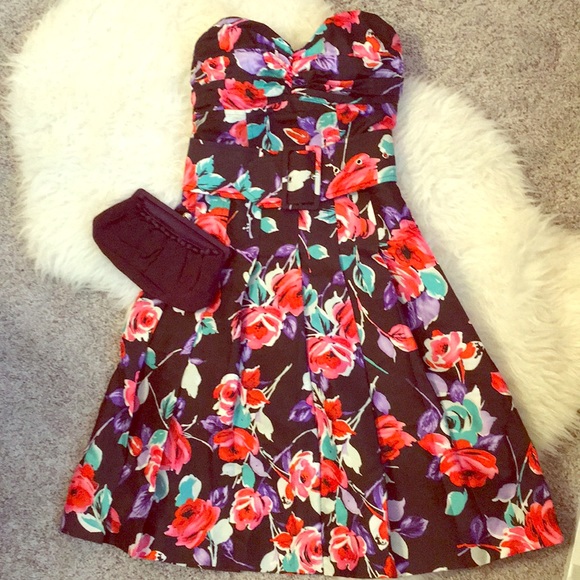 Express Dresses & Skirts - NWOT Gorgeous Express Floral Print Strapless Dress